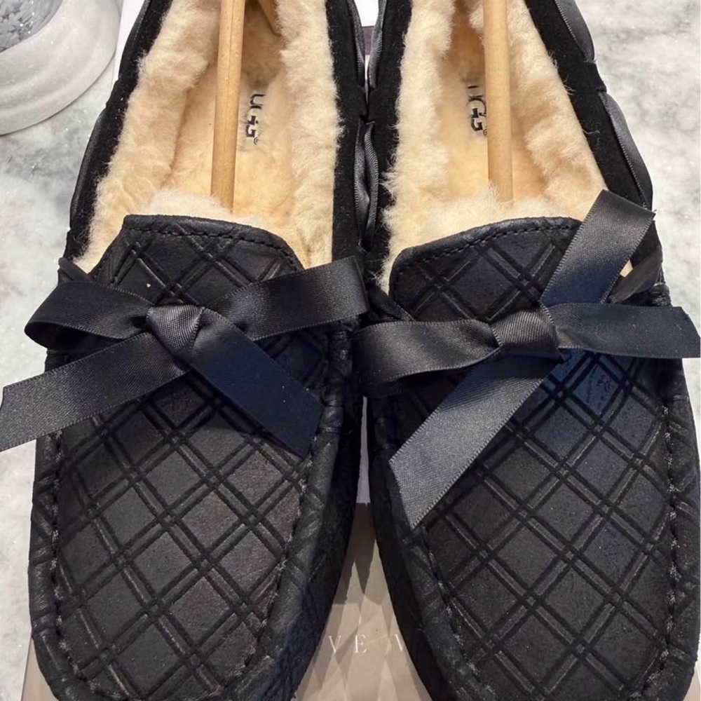 UGG Dakota Slippers 🖤 | Black Quilted | Satin Bow | Size 11 | BNWT - Picture 2 of 2